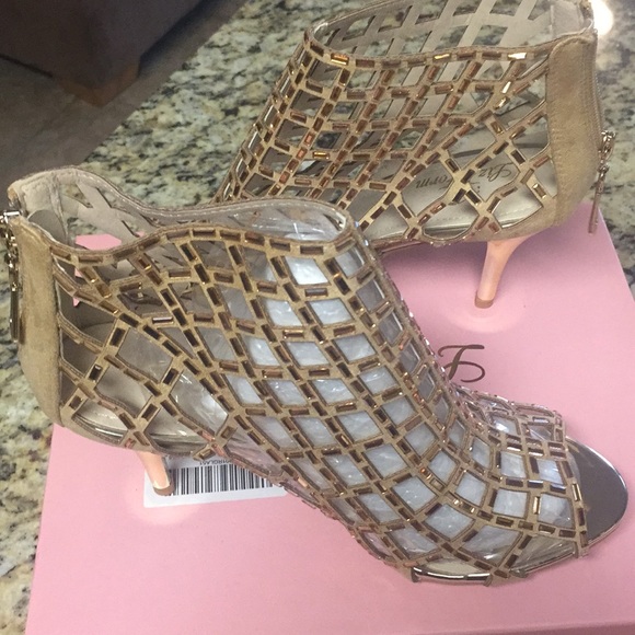 Shoes - NWOT gold sandals!